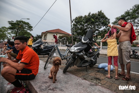 Hà Nội nắng nóng, bãi tắm hồ Tây đông đúc người tắm giải nhiệt - Ảnh 2. Hà Nội nắng nóng, bãi tắm hồ Tây đông đúc người tắm giải nhiệt - Ảnh 2.