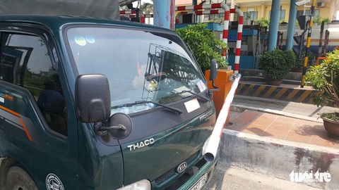 Không chịu nộp phí, tài xế tông barie BOT Tân Đệ qua trạm - Ảnh 4.