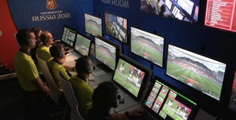 Công nghệ VAR, phản ứng trái chiều của bóng đá Việt - Ảnh 2. Công nghệ VAR, phản ứng trái chiều của bóng đá Việt - Ảnh 2.