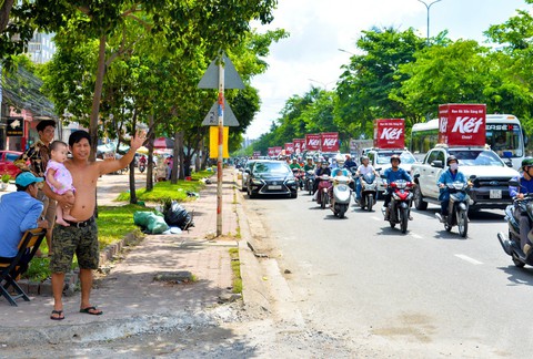 Thần tình yêu đi xế ngầu vòng quanh Sài Thành - Ảnh 7. Thần tình yêu đi xế ngầu vòng quanh Sài Thành - Ảnh 7.