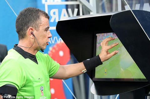 VAR, trọng tài Việt không thích điều này - Ảnh 3. VAR, trọng tài Việt không thích điều này - Ảnh 3.
