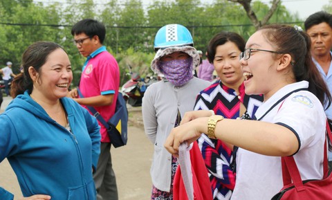 Đề thi hỏi về tiền, thí sinh viết làm nhiều người rơi lệ - Ảnh 4. Đề thi hỏi về tiền, thí sinh viết làm nhiều người rơi lệ - Ảnh 4.
