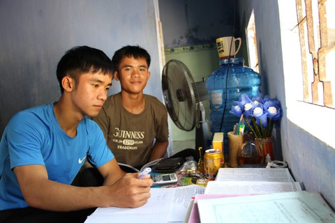 Anh nghỉ học đi biển cho em nuôi ước mơ giảng đường - Ảnh 1. Anh nghỉ học đi biển cho em nuôi ước mơ giảng đường - Ảnh 1.