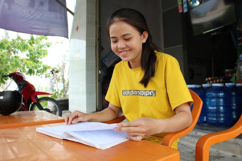 Anh nghỉ học đi biển cho em nuôi ước mơ giảng đường - Ảnh 2. Anh nghỉ học đi biển cho em nuôi ước mơ giảng đường - Ảnh 2.