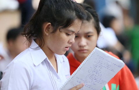 Đề thi hỏi về tiền, thí sinh viết làm nhiều người rơi lệ - Ảnh 1. Đề thi hỏi về tiền, thí sinh viết làm nhiều người rơi lệ - Ảnh 1.