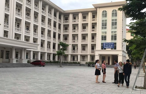 Một nữ sinh rơi từ tầng 4 ký túc xá ĐH Vinh tử vong - Ảnh 1. Một nữ sinh rơi từ tầng 4 ký túc xá ĐH Vinh tử vong - Ảnh 1.
