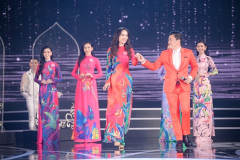 Lam Trường hát lại Gót hồng đưa 19 người đẹp vào chung kết Hoa hậu - Ảnh 3. Lam Trường hát lại Gót hồng đưa 19 người đẹp vào chung kết Hoa hậu - Ảnh 3.