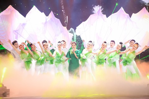 Lam Trường hát lại Gót hồng đưa 19 người đẹp vào chung kết Hoa hậu - Ảnh 7. Lam Trường hát lại Gót hồng đưa 19 người đẹp vào chung kết Hoa hậu - Ảnh 7.