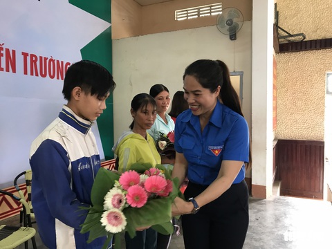 Trao vốn cho mẹ, nâng giấc mơ con - Ảnh 3. Trao vốn cho mẹ, nâng giấc mơ con - Ảnh 3.