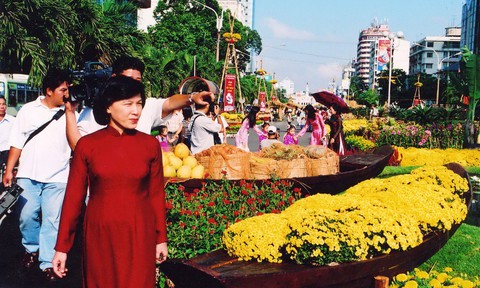 Bà Phạm Phương Thảo: Yêu nước, phải giữ hình ảnh cho thành phố - Ảnh 1. Bà Phạm Phương Thảo: Yêu nước, phải giữ hình ảnh cho thành phố - Ảnh 1.