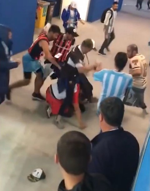 Fan Argentina nhổ nước bọt, đánh hội đồng fan Croatia để trút giận - Ảnh 3. Fan Argentina nhổ nước bọt, đánh hội đồng fan Croatia để trút giận - Ảnh 3.