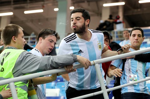 Fan Argentina nhổ nước bọt, đánh hội đồng fan Croatia để trút giận - Ảnh 4. Fan Argentina nhổ nước bọt, đánh hội đồng fan Croatia để trút giận - Ảnh 4.