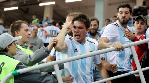Fan Argentina nhổ nước bọt, đánh hội đồng fan Croatia để trút giận - Ảnh 5. Fan Argentina nhổ nước bọt, đánh hội đồng fan Croatia để trút giận - Ảnh 5.