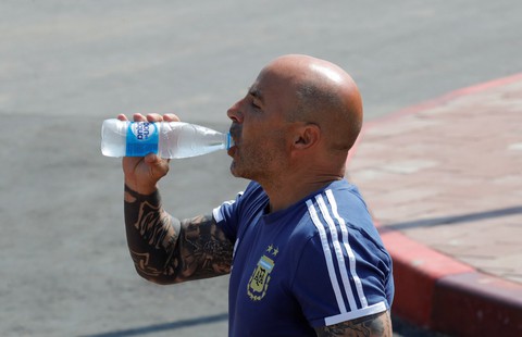 Messi và các đồng đội đã lật đổ HLV Sampaoli? - Ảnh 1. Messi và các đồng đội đã lật đổ HLV Sampaoli? - Ảnh 1.