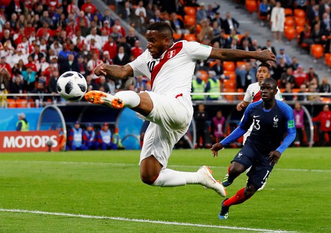 Farfan đi cấp cứu sau va chạm với đồng đội - Ảnh 1. Farfan đi cấp cứu sau va chạm với đồng đội - Ảnh 1.