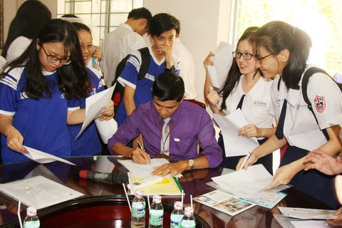 Quên chứng minh nhân dân, nhiều thí sinh phải làm giấy cam đoan - Ảnh 1. Quên chứng minh nhân dân, nhiều thí sinh phải làm giấy cam đoan - Ảnh 1.