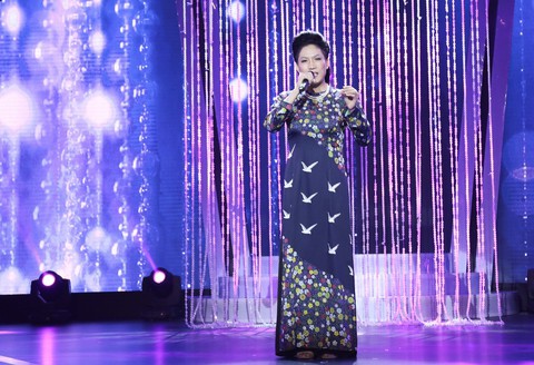 Đàm Vĩnh Hưng chạy lên sân khấu hôn tay Hùng Thuận aka M.Jackson - Ảnh 3. Đàm Vĩnh Hưng chạy lên sân khấu hôn tay Hùng Thuận aka M.Jackson - Ảnh 3.