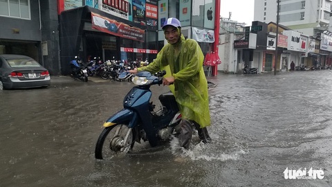 Mưa lớn kèm gió mạnh làm hư hại nhiều công trình tại Huế - Ảnh 3. Mưa lớn kèm gió mạnh làm hư hại nhiều công trình tại Huế - Ảnh 3.