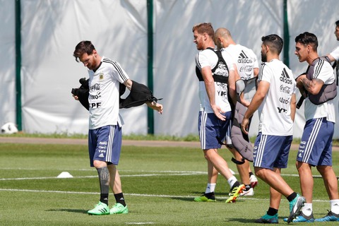 Maradona sốt ruột, muốn truyền lửa cho Messi và đàn em - Ảnh 2. Maradona sốt ruột, muốn truyền lửa cho Messi và đàn em - Ảnh 2.