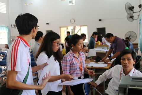 Quên chứng minh nhân dân, nhiều thí sinh phải làm giấy cam đoan - Ảnh 4. Quên chứng minh nhân dân, nhiều thí sinh phải làm giấy cam đoan - Ảnh 4.