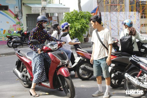Quên chứng minh nhân dân, nhiều thí sinh phải làm giấy cam đoan - Ảnh 7. Quên chứng minh nhân dân, nhiều thí sinh phải làm giấy cam đoan - Ảnh 7.