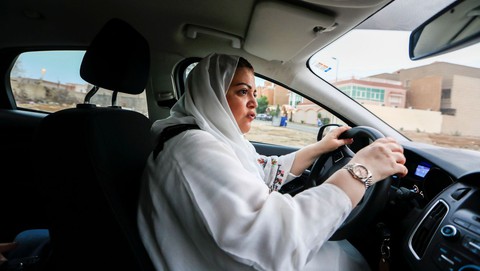 Saudi Arabia bỏ lệnh cấm phụ nữ lái xe từ 0h ngày 24-6 - Ảnh 1. Saudi Arabia bỏ lệnh cấm phụ nữ lái xe từ 0h ngày 24-6 - Ảnh 1.