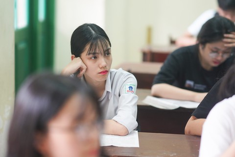 Quên chứng minh nhân dân, nhiều thí sinh phải làm giấy cam đoan - Ảnh 14. Quên chứng minh nhân dân, nhiều thí sinh phải làm giấy cam đoan - Ảnh 14.