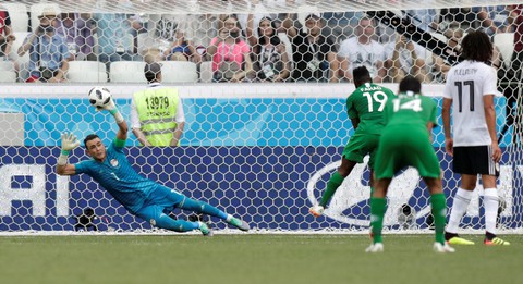 Thủ môn già nhất lịch sử World Cup cứu thua trên chấm phạt đền - Ảnh 1. Thủ môn già nhất lịch sử World Cup cứu thua trên chấm phạt đền - Ảnh 1.