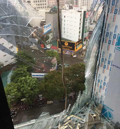 Mưa lớn kèm gió mạnh làm hư hại nhiều công trình tại Huế - Ảnh 2. Mưa lớn kèm gió mạnh làm hư hại nhiều công trình tại Huế - Ảnh 2.