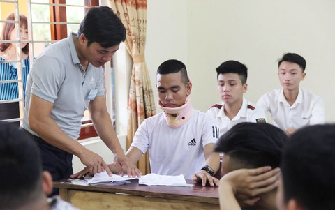 Mang nẹp cổ đi thi, thí sinh quyết không phí hoài 12 năm đèn sách - Ảnh 1. Mang nẹp cổ đi thi, thí sinh quyết không phí hoài 12 năm đèn sách - Ảnh 1.