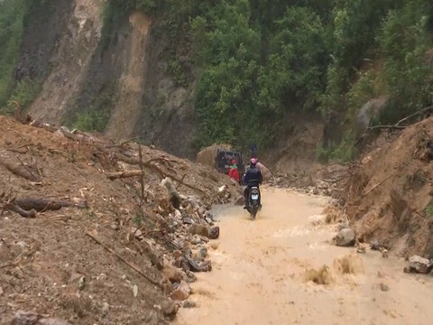 Lai Châu xin ý kiến Bộ GD-ĐT về 9 thí sinh muộn thi do mưa lũ - Ảnh 3. Lai Châu xin ý kiến Bộ GD-ĐT về 9 thí sinh muộn thi do mưa lũ - Ảnh 3.