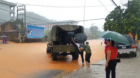 Lào Cai, Hà Giang, Lai Châu: cứu hộ cả đêm để thí sinh đến điểm thi - Ảnh 1. Lào Cai, Hà Giang, Lai Châu: cứu hộ cả đêm để thí sinh đến điểm thi - Ảnh 1.