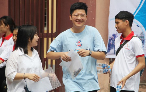 Thí sinh tươi cười sau khi thi văn THPT quốc gia - Ảnh 8. Thí sinh tươi cười sau khi thi văn THPT quốc gia - Ảnh 8.