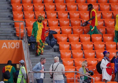 World Cup 2018: Fan Nhật và Senegal chung tay dọn rác sau trận đấu - Ảnh 2. World Cup 2018: Fan Nhật và Senegal chung tay dọn rác sau trận đấu - Ảnh 2.