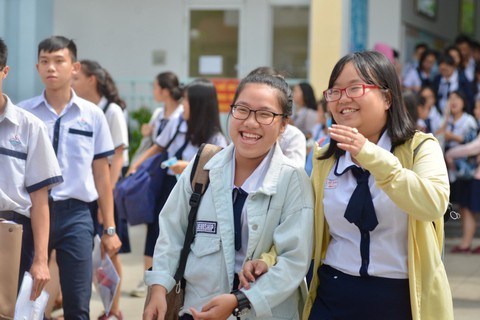 Thí sinh tươi cười sau khi thi văn THPT quốc gia - Ảnh 2. Thí sinh tươi cười sau khi thi văn THPT quốc gia - Ảnh 2.