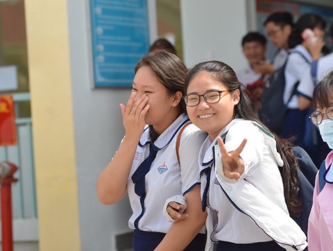 Thí sinh tươi cười sau khi thi văn THPT quốc gia - Ảnh 3. Thí sinh tươi cười sau khi thi văn THPT quốc gia - Ảnh 3.