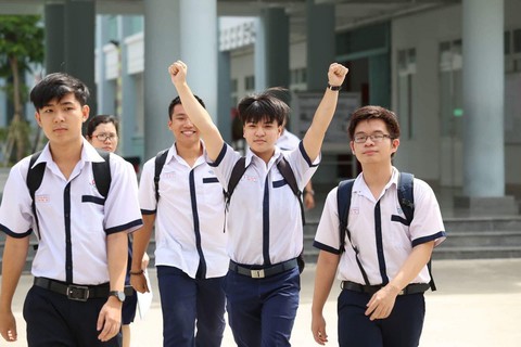 Thí sinh tươi cười sau khi thi văn THPT quốc gia - Ảnh 4. Thí sinh tươi cười sau khi thi văn THPT quốc gia - Ảnh 4.