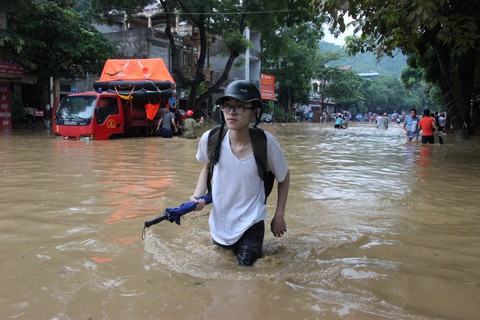 Đường ngập ngang bụng, thí sinh Hà Giang dầm mình đến phòng thi - Ảnh 2. Đường ngập ngang bụng, thí sinh Hà Giang dầm mình đến phòng thi - Ảnh 2.