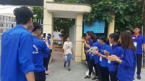 Thí sinh tươi cười sau khi thi văn THPT quốc gia - Ảnh 7. Thí sinh tươi cười sau khi thi văn THPT quốc gia - Ảnh 7.
