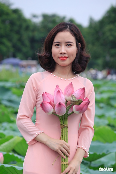 Sen hồ Tây nở rộ, giới trẻ đua nhau chụp hình - Ảnh 4. Sen hồ Tây nở rộ, giới trẻ đua nhau chụp hình - Ảnh 4.