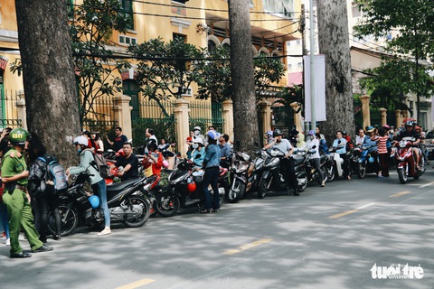 Xúc động ảnh phụ huynh chờ con trong ngày đầu thi THPT quốc gia - Ảnh 2. Xúc động ảnh phụ huynh chờ con trong ngày đầu thi THPT quốc gia - Ảnh 2.