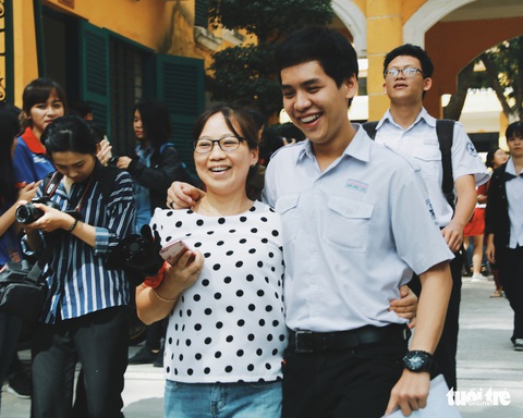 Xúc động ảnh phụ huynh chờ con trong ngày đầu thi THPT quốc gia - Ảnh 12. Xúc động ảnh phụ huynh chờ con trong ngày đầu thi THPT quốc gia - Ảnh 12.