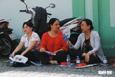 Xúc động ảnh phụ huynh chờ con trong ngày đầu thi THPT quốc gia - Ảnh 5. Xúc động ảnh phụ huynh chờ con trong ngày đầu thi THPT quốc gia - Ảnh 5.
