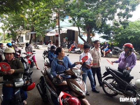 Tư vấn, tờ rơi du học bủa vây điểm thi THPT ở Miền Trung - Ảnh 4. Tư vấn, tờ rơi du học bủa vây điểm thi THPT ở Miền Trung - Ảnh 4.