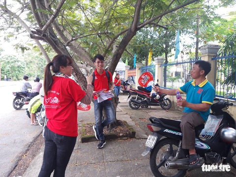 Tư vấn, tờ rơi du học bủa vây điểm thi THPT ở Miền Trung - Ảnh 8. Tư vấn, tờ rơi du học bủa vây điểm thi THPT ở Miền Trung - Ảnh 8.