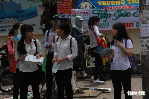 Tư vấn, tờ rơi du học bủa vây điểm thi THPT ở Miền Trung - Ảnh 5. Tư vấn, tờ rơi du học bủa vây điểm thi THPT ở Miền Trung - Ảnh 5.