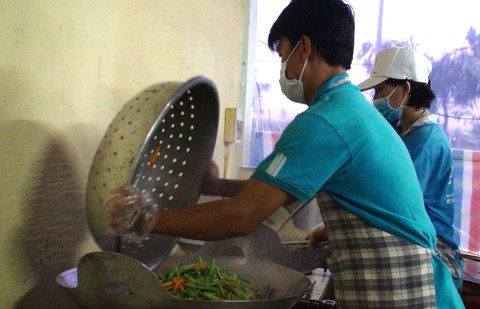 ‘Khu căn cứ’ đặc biệt nấu ăn cho sĩ tử Vĩnh Long - Ảnh 1. ‘Khu căn cứ’ đặc biệt nấu ăn cho sĩ tử Vĩnh Long - Ảnh 1.