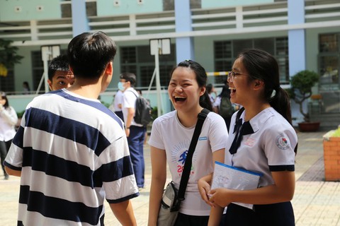 Thí sinh tươi cười sau khi thi văn THPT quốc gia - Ảnh 5. Thí sinh tươi cười sau khi thi văn THPT quốc gia - Ảnh 5.