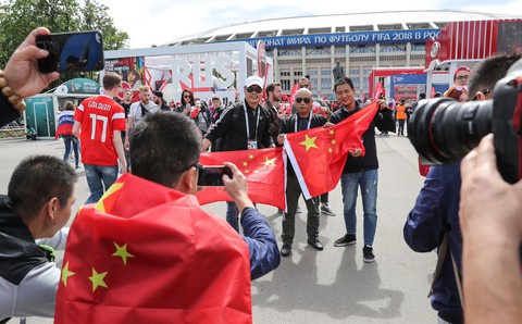 Không lọt vào World Cup, fan Trung Quốc vẫn đông hơn fan Anh tại Nga - Ảnh 2. Không lọt vào World Cup, fan Trung Quốc vẫn đông hơn fan Anh tại Nga - Ảnh 2.