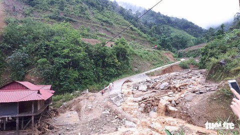 Nhiều tuyến quốc lộ phía Bắc hư hỏng, ách tắc do mưa lũ - Ảnh 1. Nhiều tuyến quốc lộ phía Bắc hư hỏng, ách tắc do mưa lũ - Ảnh 1.